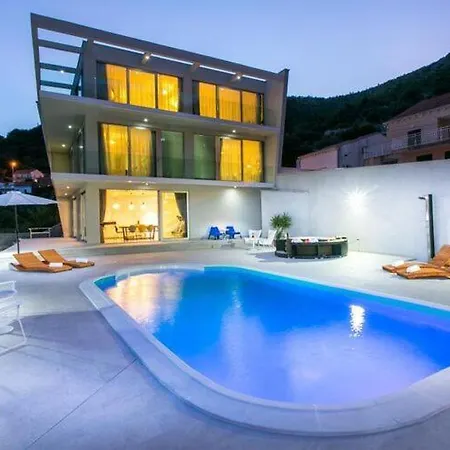 Five Bedroom With Private Pool & Sea View فيلة *