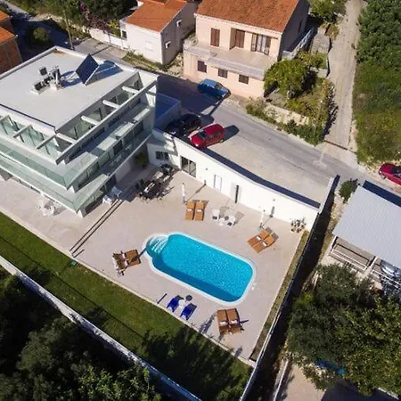 Five Bedroom With Private Pool & Sea View فيلة *
