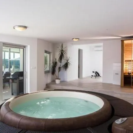 Five Bedroom With Private Pool & Sea View فيلة زاتون
