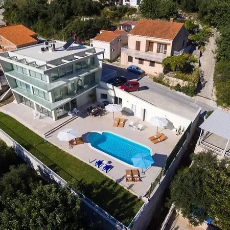 Five Bedroom With Private Pool & Sea View فيلة *