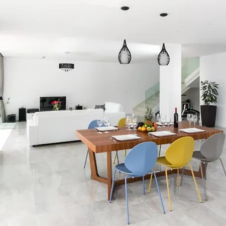 Five Bedroom With Private Pool & Sea View 빌라 *