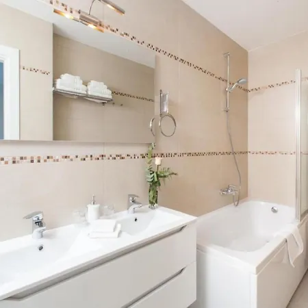 Five Bedroom With Private Pool & Sea View فيلة *