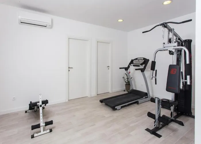 Five Bedroom With Private Pool & Sea View *