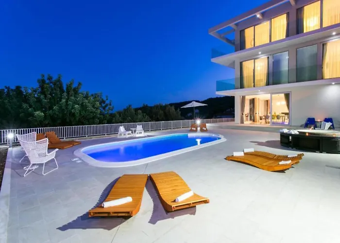 Five Bedroom With Private Pool & Sea View