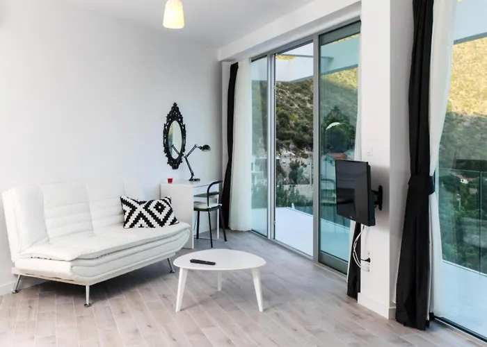 Five Bedroom With Private Pool & Sea View 빌라 자톤