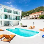 빌라 Five Bedroom With Private Pool & Sea View *