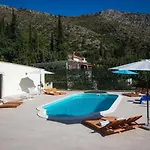 Five Bedroom With Private Pool & Sea View *