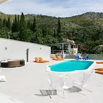 Five Bedroom With Private Pool & Sea View 빌라