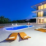 Five Bedroom With Private Pool & Sea View 자톤
