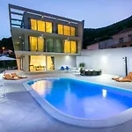 Five Bedroom With Private Pool & Sea View 빌라 *