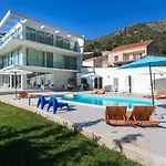 Five Bedroom With Private Pool & Sea View * 자톤