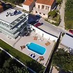 Five Bedroom With Private Pool & Sea View 빌라 *