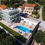 Five Bedroom With Private Pool & Sea View 빌라 *