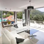 Five Bedroom With Private Pool & Sea View 빌라