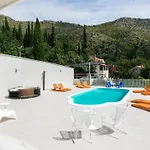 Five Bedroom With Private Pool & Sea View