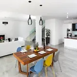 Five Bedroom With Private Pool & Sea View