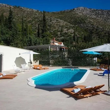 Five Bedroom With Private Pool & Sea View *