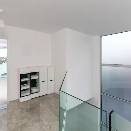 Five Bedroom With Private Pool & Sea View Villa *