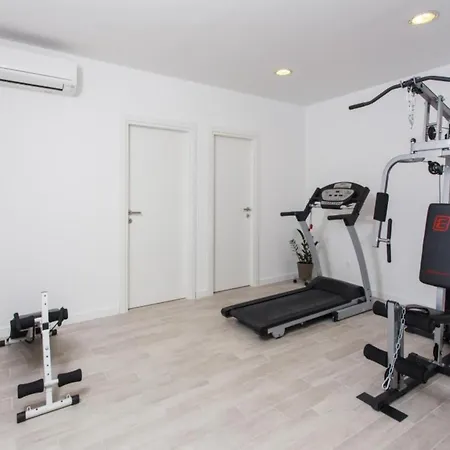 Five Bedroom With Private Pool & Sea View *