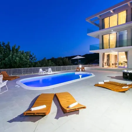 Five Bedroom With Private Pool & Sea View