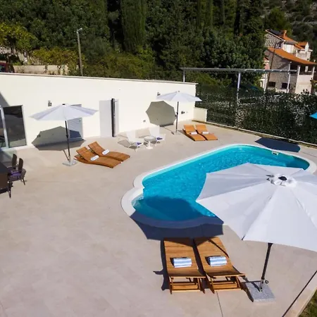Villa Five Bedroom With Private Pool & Sea View