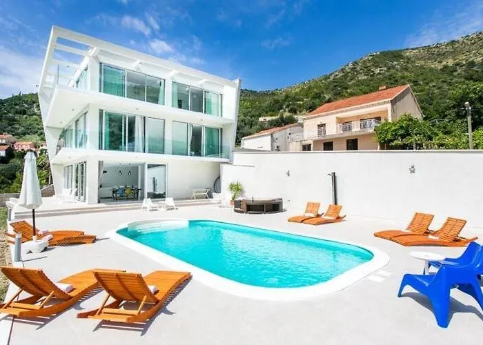Willa Five Bedroom With Private Pool & Sea View *