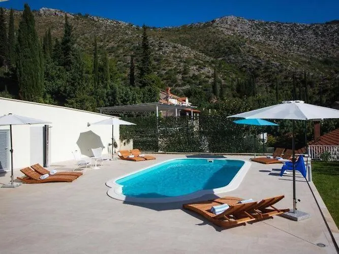 Five Bedroom With Private Pool & Sea View *