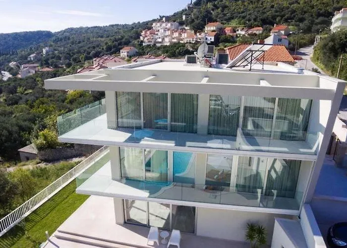 Five Bedroom With Private Pool & Sea View *