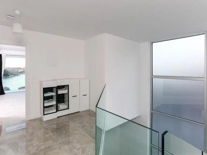 Five Bedroom With Private Pool & Sea View