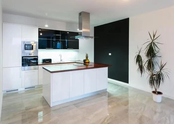 Willa Five Bedroom With Private Pool & Sea View