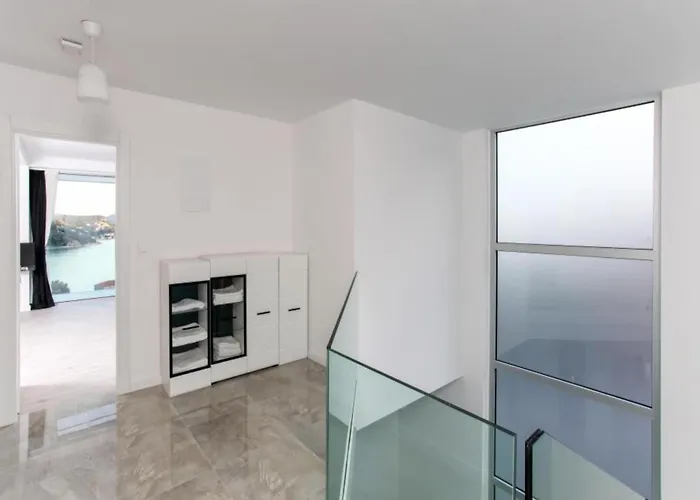 Five Bedroom With Private Pool & Sea View Willa *