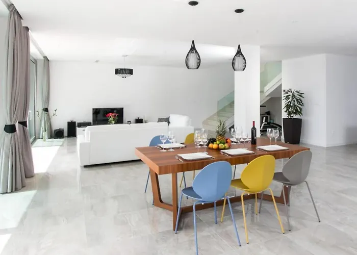 Five Bedroom With Private Pool & Sea View Willa *