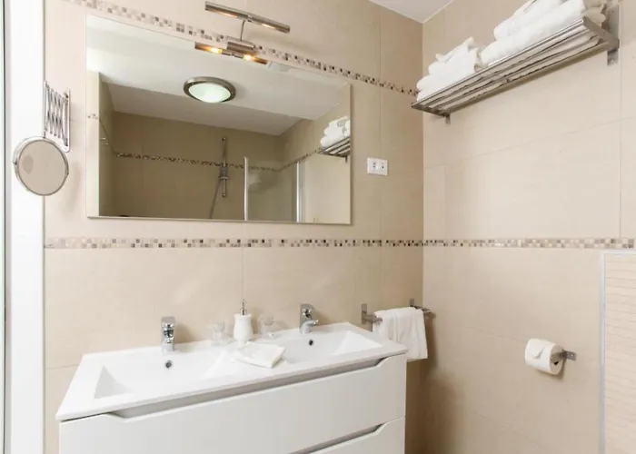 Willa Five Bedroom With Private Pool & Sea View *