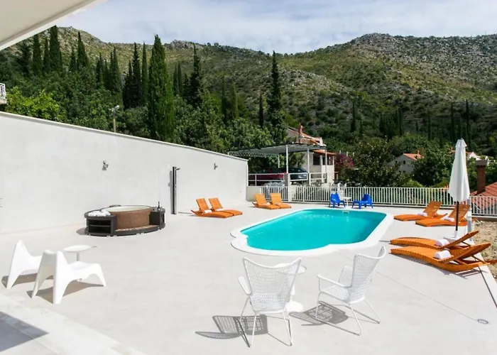 Five Bedroom With Private Pool & Sea View