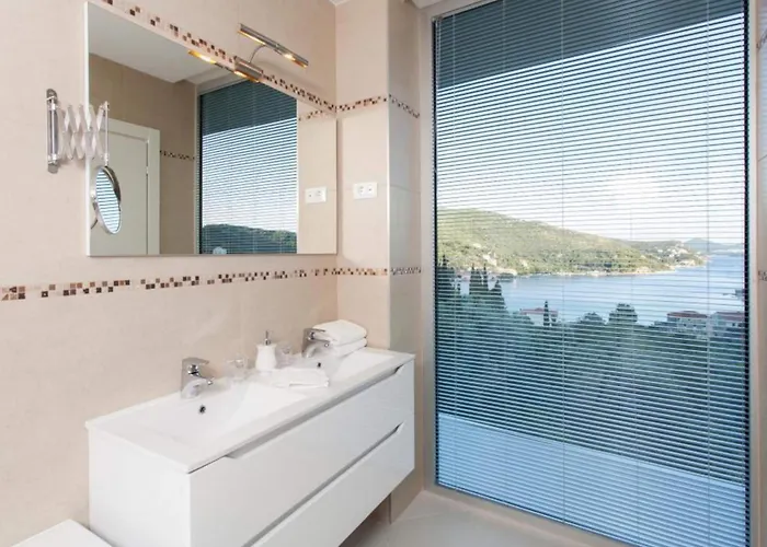 Five Bedroom With Private Pool & Sea View Willa